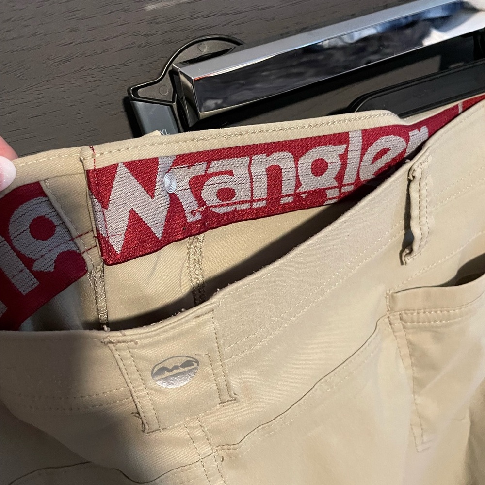 Wrangler Men's Beige Cargo Shorts - Picture 2 of 3
